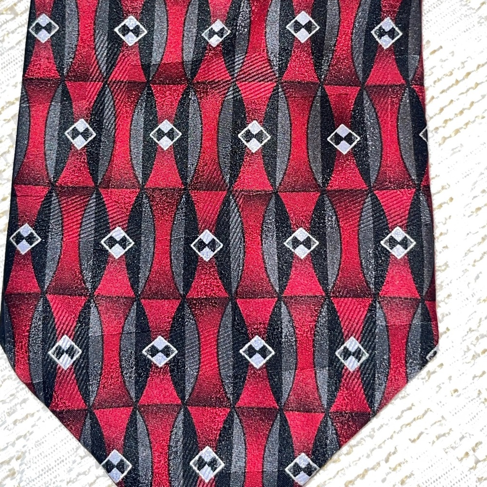 Facets Geometric Red and Black Men's 100%Silk Tie